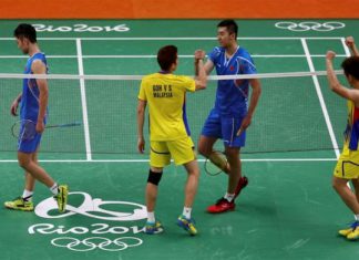 Goh V Shem and Tan Wee Kiong of Malaysia shake hands with Chai Biao and Hong Wei (CHN) of China after winning their semi-final match. (photo: Reuters)