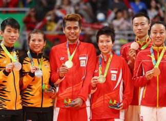 2016 Rio Olympic Silver medalists (from left), Peng Soon Chan and Liu Ying Goh of Malaysia, gold medalists, Tontowi Ahmad and Liliyana Natsir of Indonesia and bronze medalists Nan Zhang and Yunlei Zhao of China. (photo: AFP)