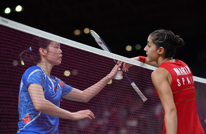 Carolina Marin shakes hand with Li Xuerui after the Olympic semi-finals. (photo: AP)