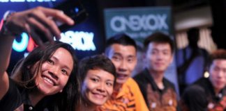 Lee Chong Wei takes picture with the reward recipients. (photo: bernama)