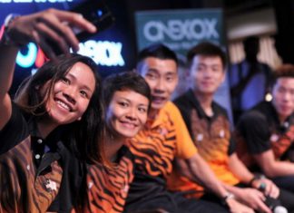 Lee Chong Wei takes picture with the reward recipients. (photo: bernama)
