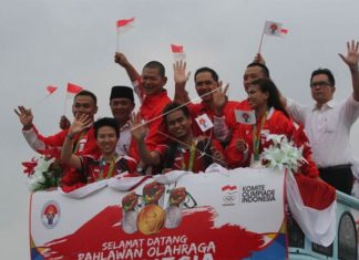 Liliyana Natsir and Tontowi Ahmad receive a heroes' welcome as they arrive home after their victory in Rio Olympics.