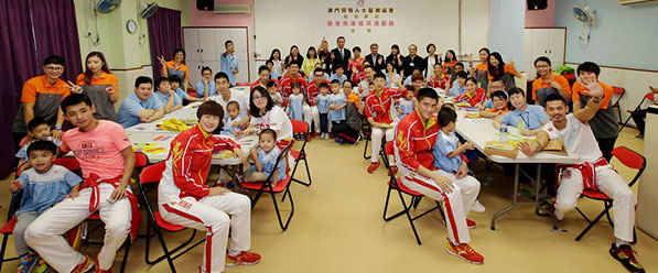 Lin Dan with local kids in Macau.