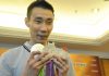 Lee Chong Wei shows his three silver medals from the Summer Olympics. (photo: Pentens)