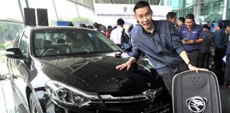 Lee Chong Wei poses with the Proton Perdana. (photo: Bernama)