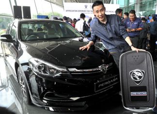 Lee Chong Wei poses with the Proton Perdana. (photo: Bernama)