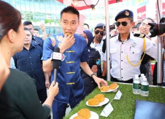 Lee Chong Wei tastes a piece of 'Moon Cake' during the mid-autumn festival. (photo: Sinchew)
