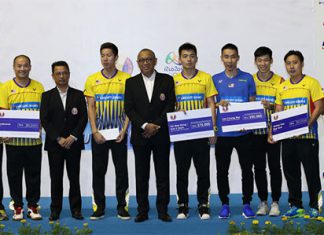 Lee Chong Wei (blue shirt), other Rio badminton silver medalists and BAM coaches receive incentives from BAM on Saturday. (photo: Sinchew)
