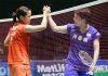 Akane Yamaguchi (right) greets Nozomi Okuhara after their match. (photo: AFP)