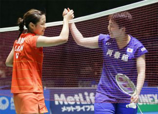 Akane Yamaguchi (right) greets Nozomi Okuhara after their match. (photo: AFP)