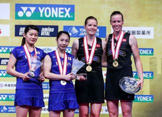 Christinna Pedersen/Kamilla R. Juhl and Ayaka Takahashi/Misaki Matsutomo stand on the podium at the awarding ceremony of the 2016 Japan Open. (photo: AP)