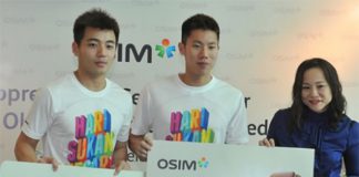 Tan Wee Kiong (left) and Goh V Shem receive massage chairs as a gift for the performance in Rio. (photo: Bernama)