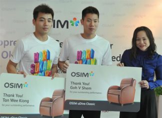 Tan Wee Kiong (left) and Goh V Shem receive massage chairs as a gift for the performance in Rio. (photo: Bernama)