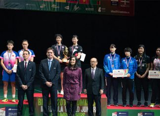 Sayaka Hobara/Nami Matsuyama and the World Junior Championships silver and bronze medalists. (photo: BWF)