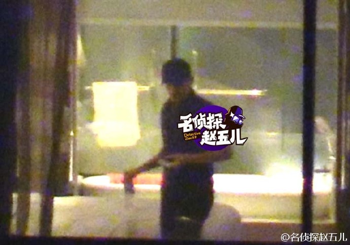 Lin Dan and a woman getting cozy with each other. (photo: Zhaowuer Weibo)