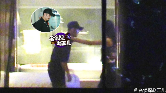 Lin Dan and a woman getting cozy with each other. (photo: Zhaowuer Weibo)
