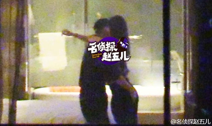 Lin Dan and a woman getting cozy with each other. (photo: Zhaowuer Weibo)