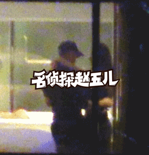 Lin Dan and a woman getting cozy with each other. (photo: Zhaowuer Weibo)