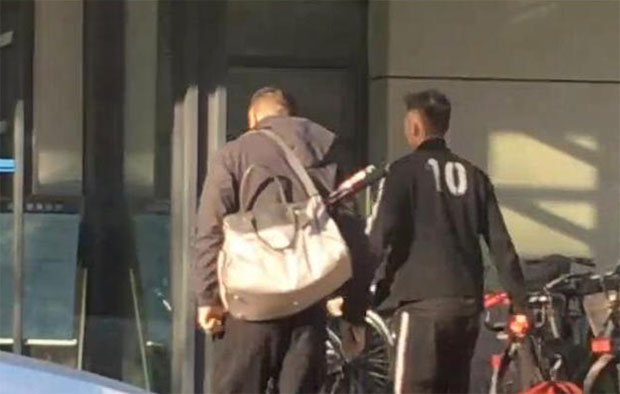 Lin Dan arrives at the China national physical fitness training center.