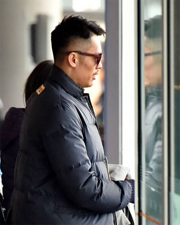 Lin Dan shows up at the airport.