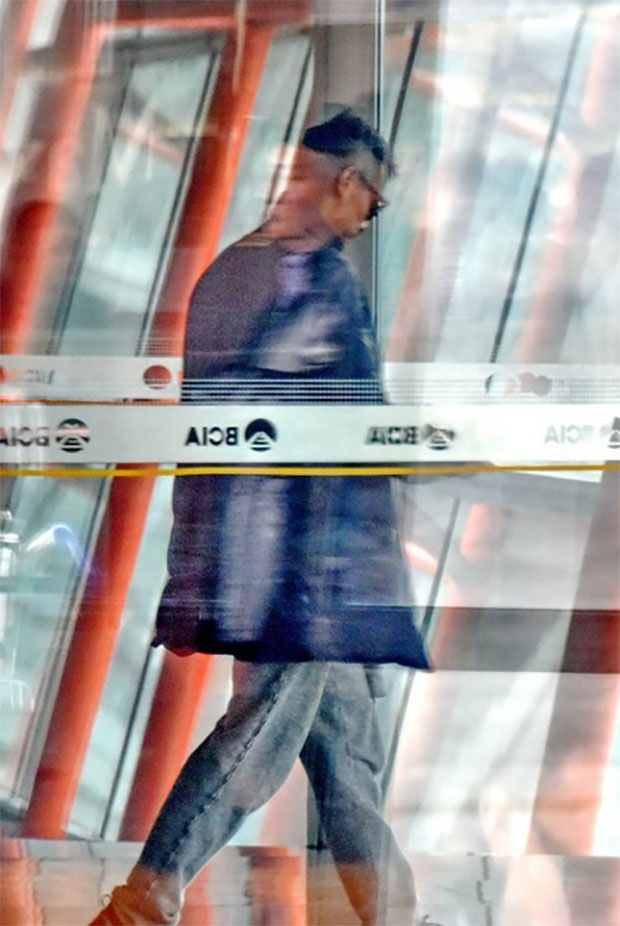 Lin Dan shows up at the airport.