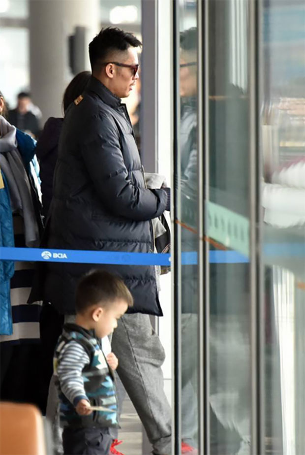Lin Dan shows up at the airport.