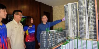 Goh Liu Ying/Chan Peng Soon look at a housing model by the Jaya Mapan Group. (photo: Nanyang)
