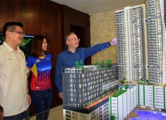 Goh Liu Ying/Chan Peng Soon look at a housing model by the Jaya Mapan Group. (photo: Nanyang)