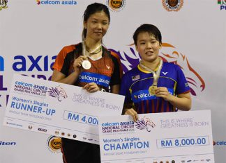 Goh Jin Wei and Soniia Cheah stand on the podium.