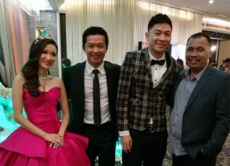 Tan Boon Heong and Sherlyn Tan Yean Ling pose with Taufik Hidayat at the wedding reception. (photo: Rozi Rz)