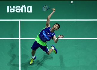 Lee Chong Wei plays Son Wan Ho on Day 1 of 2016 Dubai Superseries Finals. (photo: AFP)