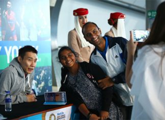 Lee Chong Wei poses for a picture with badminton fans in Dubai. (photo: AFP)