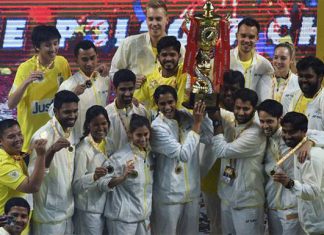 P.V Sindhu, Tanongsak Saensomboonsuk and Chennai Smashers team members hold up the 2017 Premier Badminton League trophy. (photo: AP)