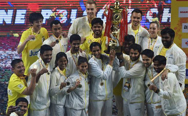 P.V Sindhu, Tanongsak Saensomboonsuk and Chennai Smashers team members hold up the 2017 Premier Badminton League trophy. (photo: AP)
