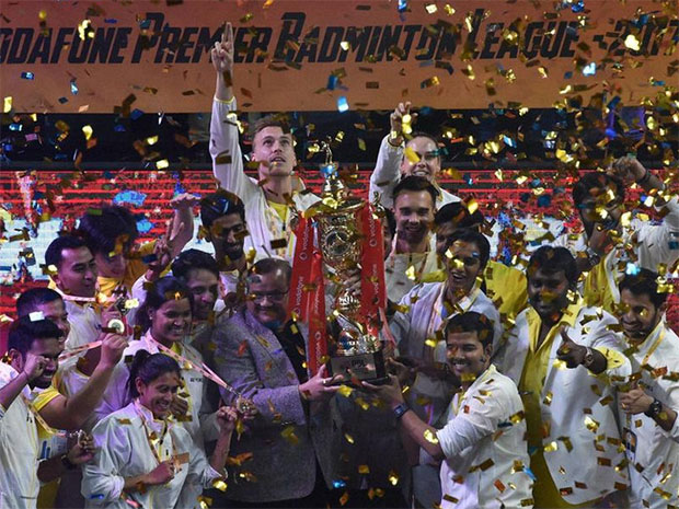 P.V Sindhu, Tanongsak Saensomboonsuk and Chennai Smashers team members hold up the 2017 Premier Badminton League trophy. (photo: AP)