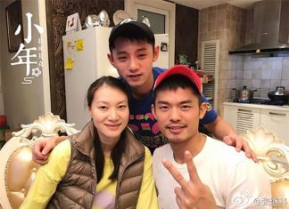 Zhang Jike (back) poses for a photograph with Xie Xingfang (left) and Lin Dan. (photo: Zhang Jike)
