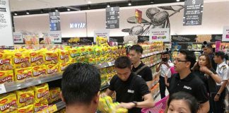 Lee Chong Wei donates food and supplies to flood victims. (photo: Lee Chong Wei's Facebook)