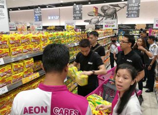 Lee Chong Wei donates food and supplies to flood victims. (photo: Lee Chong Wei's Facebook)