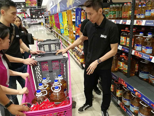 Lee Chong Wei donates food and supplies to flood victims. (photo: Lee Chong Wei's Facebook)