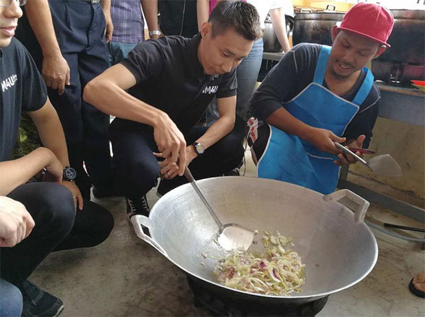 Lee Chong Wei cooking for the flood victims. (photo: Lee Chong Wei's Facebook)