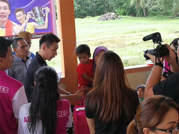 Lee Chong Wei donates food and supplies to flood victims. (photo: Lee Chong Wei's Facebook)
