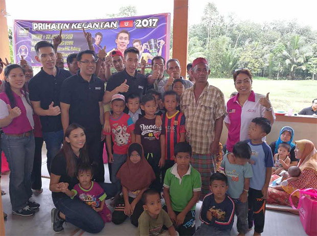 Lee Chong Wei takes picture with flood victims. (photo: Lee Chong Wei's Facebook)
