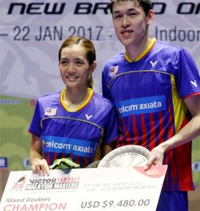 Tan Kian Meng/Lai Pei Jing with their Malaysia Masters trophy. (photo: Bernama)