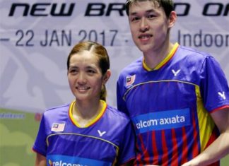 Tan Kian Meng/Lai Pei Jing with their Malaysia Masters trophy. (photo: Bernama)