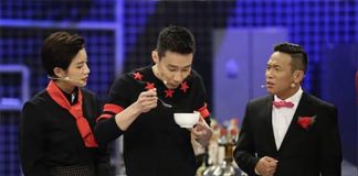 Lee Chong Wei enjoying some foods during the show.