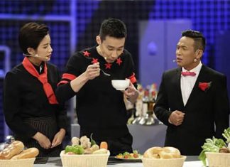 Lee Chong Wei enjoying some foods during the show.
