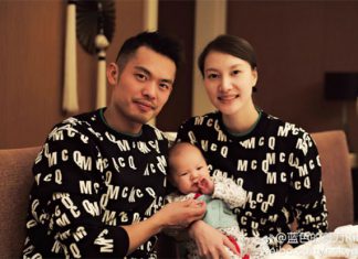 Lin Dan & Xie Xingfang & their families members gather together for a reunion dinner on New Year's Eve.