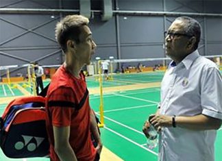 Lee Chong Wei talks to Badminton Association of Malaysia (BAM) acting president Tan Sri Mohamed Al Amin Abdul Majid in the new Badminton Academy of Malaysia. (photo: Bernama)