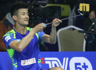 Chen Long takes selfie after his semi-final victory in the 2016/2017 China Badminton Super League (CBSL).