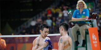 It may be unrealistic, but badminton fans sure hope to see Lee Chong Wei and Lin Dan keep playing until the 2020 Tokyo Olympics. (photo: AP)